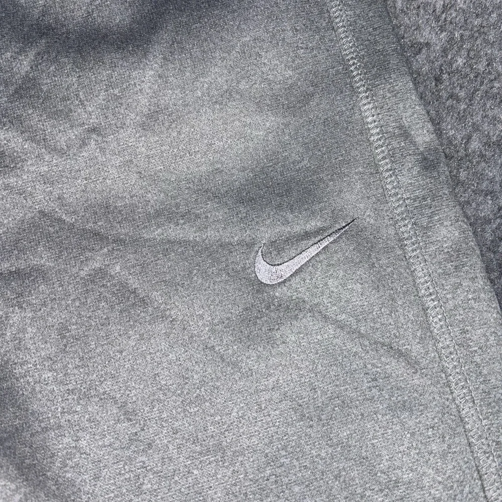 Nike Therma Fit Sweatpants Mens Medium Gray Joggers Swoosh Logo Gym Athletic EUC